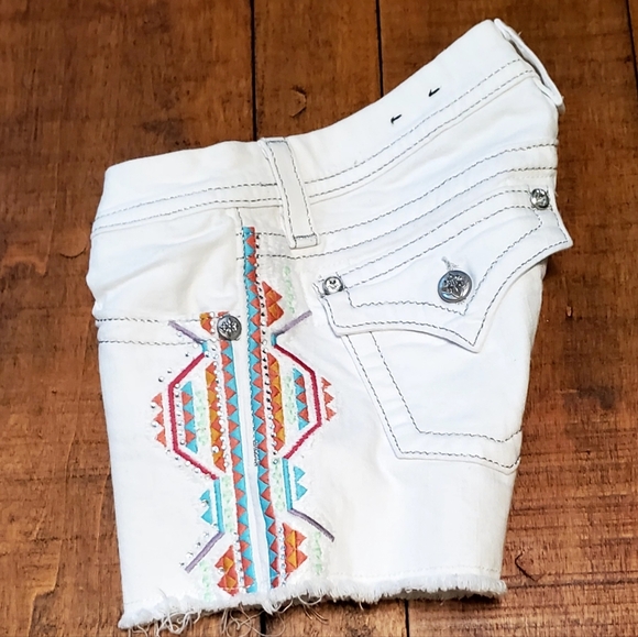 NWOT Miss Me White Denim Emroidered Aztec Signature Shorts  size 26 - Picture 5 of 7